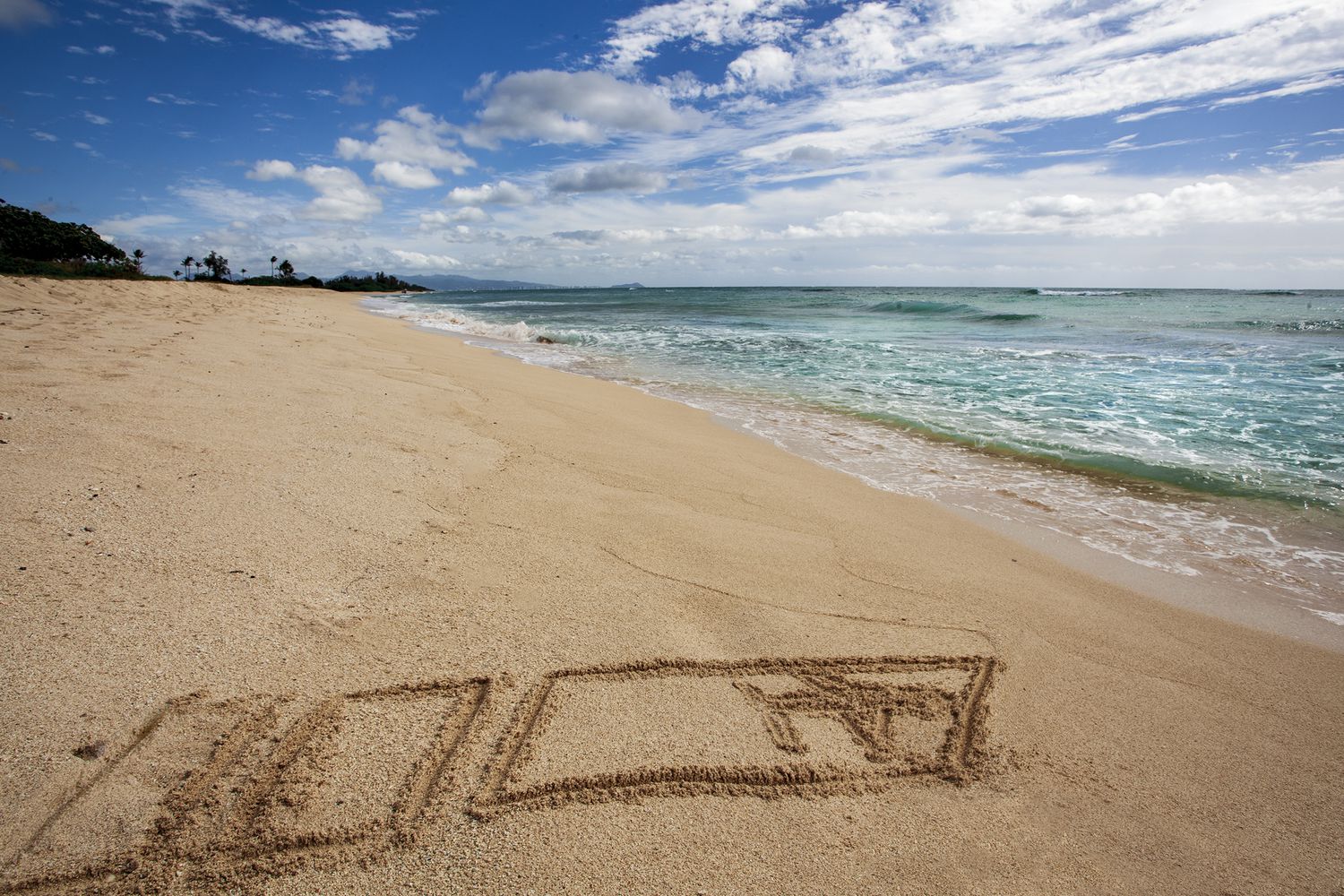 Samedaylogistic am Strand mit blauem Himmel