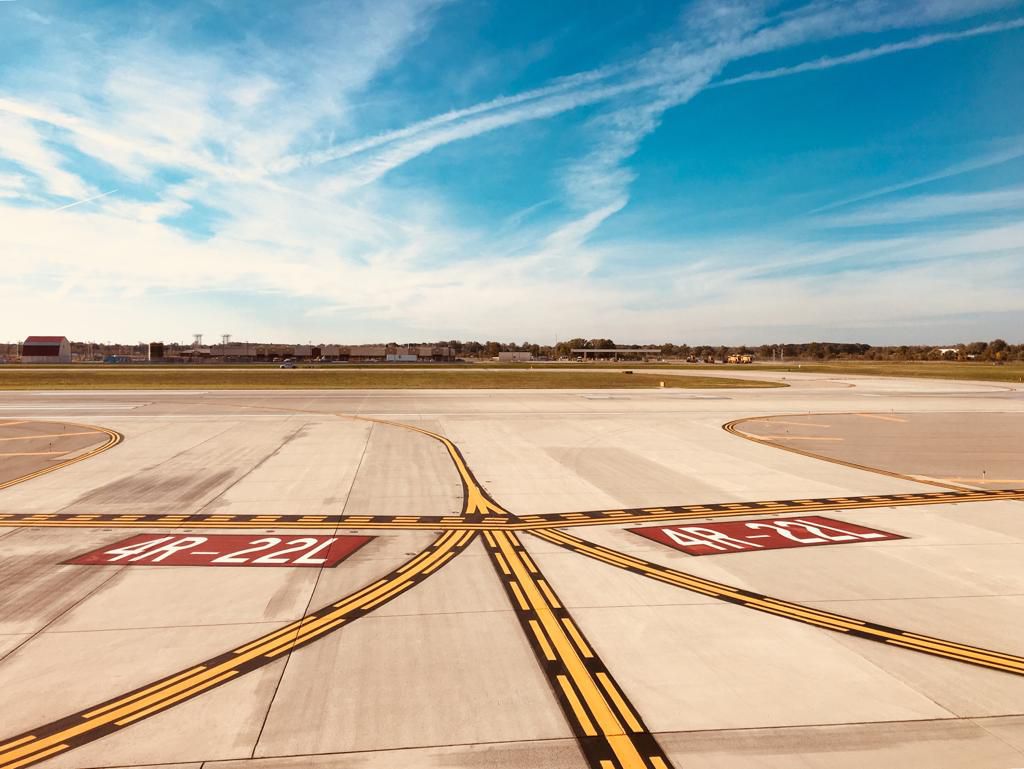 Flugzeugmarkierung auf der Start und Landebahn