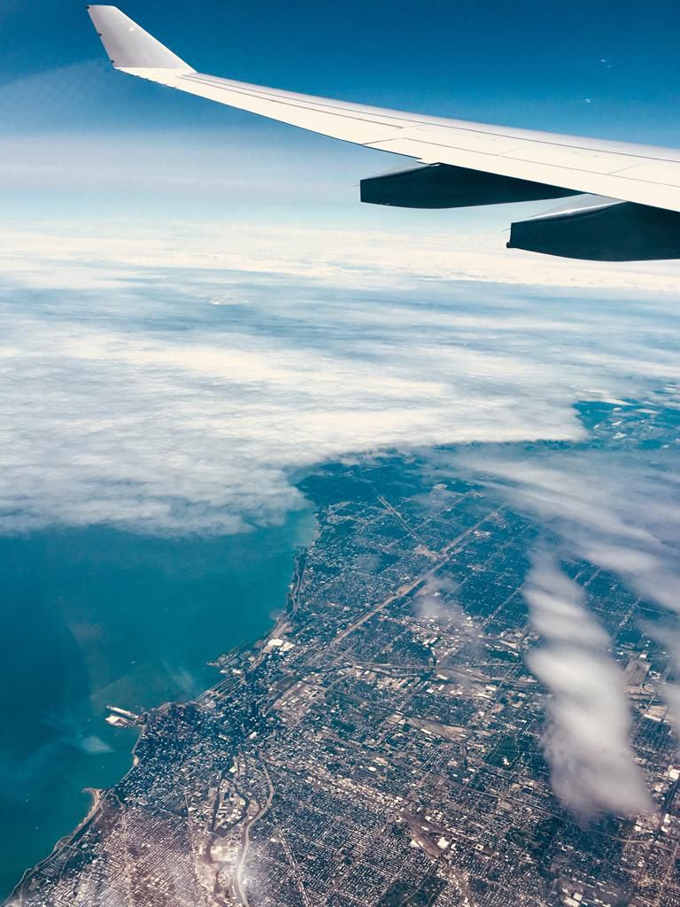 Anflug auf große Stadt am Meer