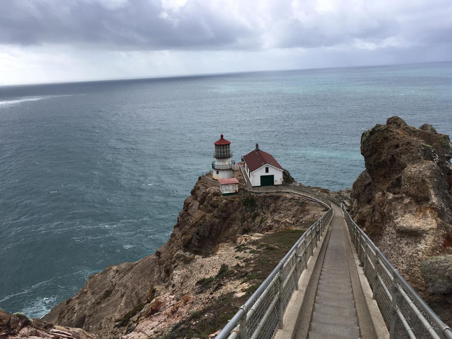 An einem kleinem Leuchtturm am Meer