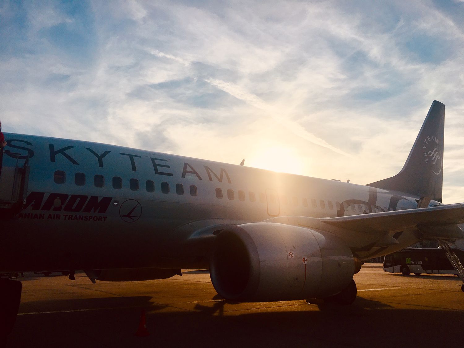 Skyteam Maschine im Abendlicht