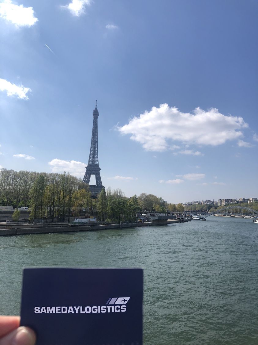 Samedaylogistic in Paris am Eifelturm